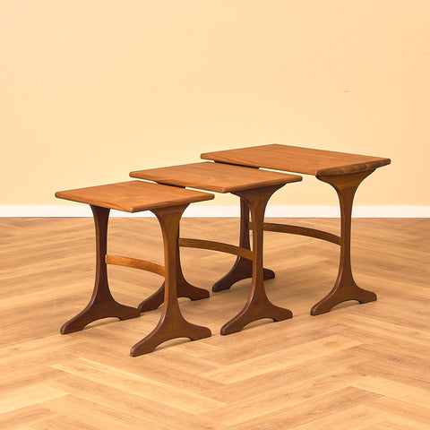 Engelskt set med nästlade bord i teak och valnöt, modell 'Fresco' av Victor Wilkins för G-Plan