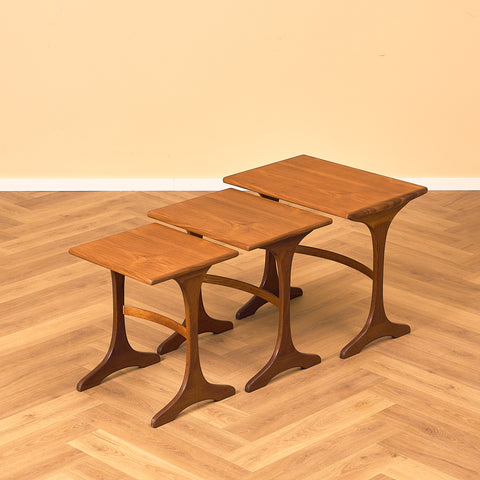 Engelskt set med nästlade bord i teak och valnöt, modell 'Fresco' av Victor Wilkins för G-Plan