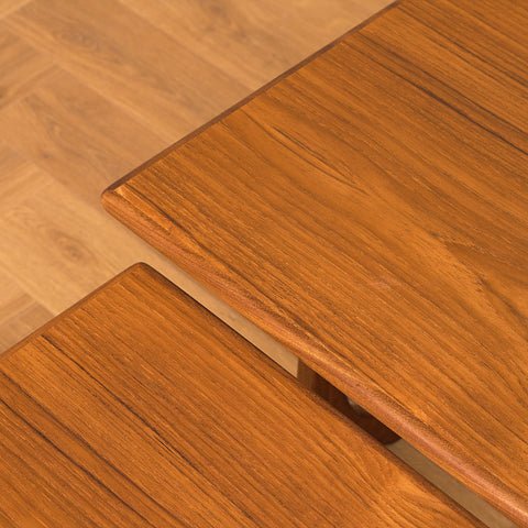 Engelskt set med nästlade bord i teak och valnöt, modell 'Fresco' av Victor Wilkins för G-Plan