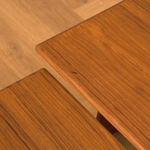 Engelskt set med nästlade bord i teak och valnöt, modell 'Fresco' av Victor Wilkins för G-Plan