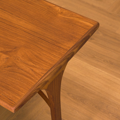 Engelskt set med nästlade bord i teak och valnöt, modell 'Fresco' av Victor Wilkins för G-Plan