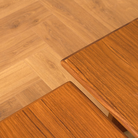 Engelskt set med nästlade bord i teak och valnöt, modell 'Fresco' av Victor Wilkins för G-Plan