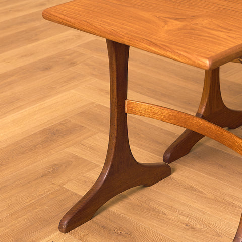 Engelskt set med nästlade bord i teak och valnöt, modell 'Fresco' av Victor Wilkins för G-Plan