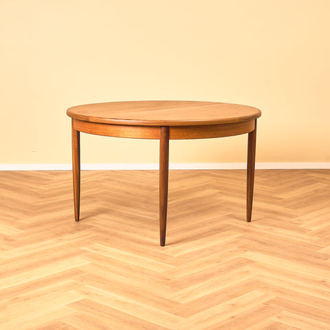 Brittiskt runt matbord i teak och valnöt samt teak från G-Plan