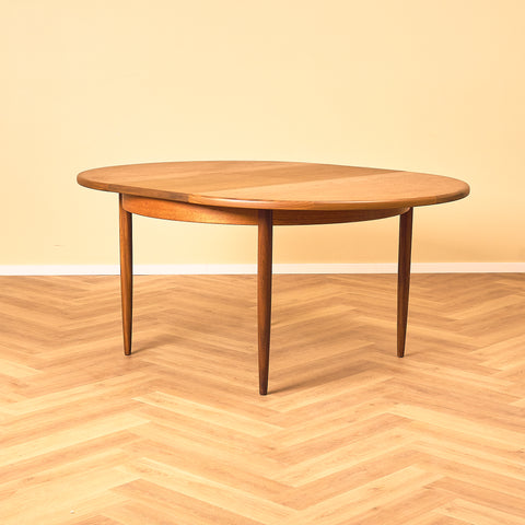 Brittiskt runt matbord i teak och valnöt samt teak från G-Plan
