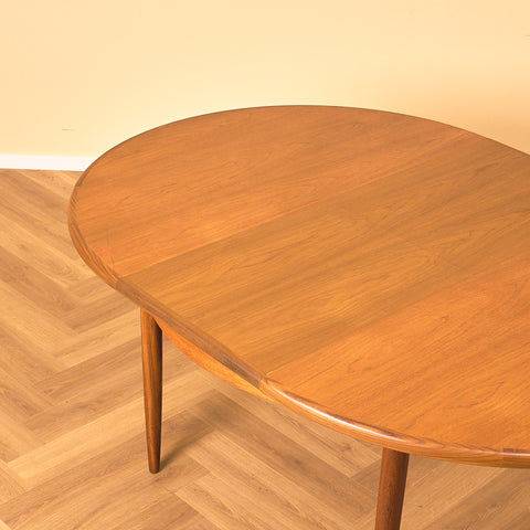 Brittiskt runt matbord i teak och valnöt samt teak från G-Plan