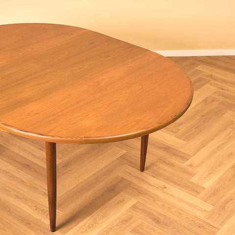 Brittiskt runt matbord i teak och valnöt samt teak från G-Plan