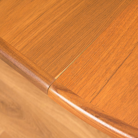 Brittiskt runt matbord i teak och valnöt samt teak från G-Plan