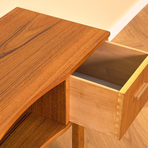 Svenskt sidobord/hallbord i teak