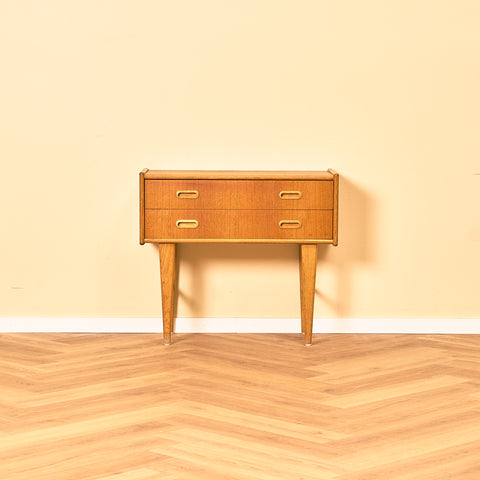 Svenskt sidobord i teak och ek