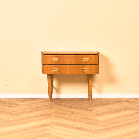 Svenskt sidobord i teak och ek