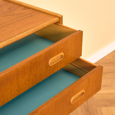 Svenskt sidobord i teak och ek