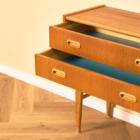 Svenskt sidobord i teak och ek