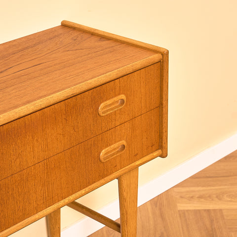 Svenskt sidobord i teak och ek