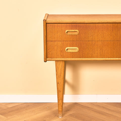 Svenskt sidobord i teak och ek