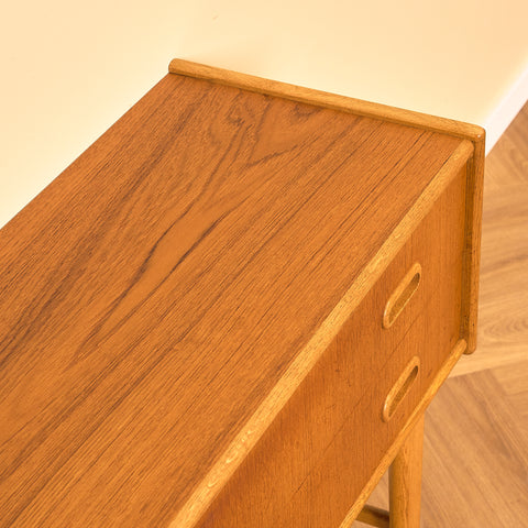Svenskt sidobord i teak och ek