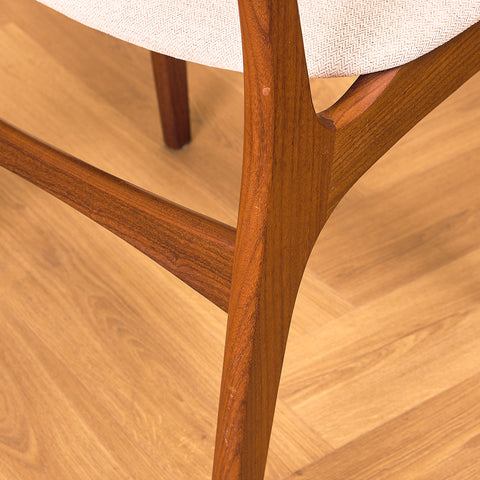 Danskt set med 6 matstolar i massiv valnöt designade av Erik Buch