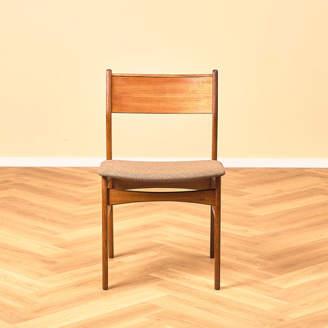 Dansk enkel matstol i teak och valnöt