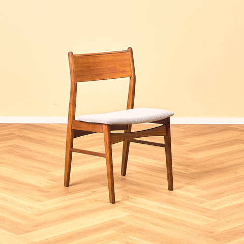 Danska matstolar i teak och valnöt