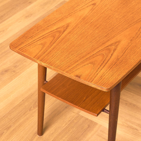 Svenskt litet sidobord i teak och valnöt