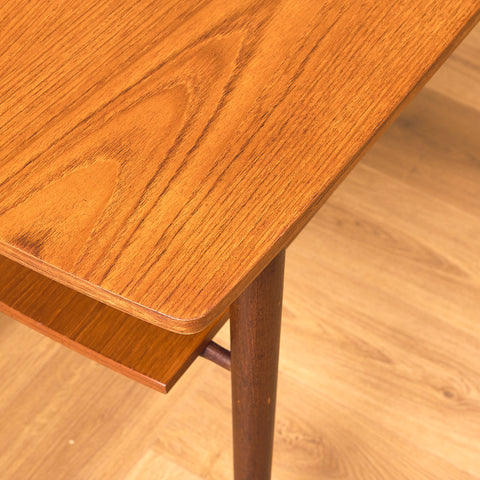 Svenskt litet sidobord i teak och valnöt