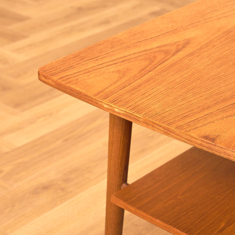 Svenskt litet sidobord i teak och valnöt