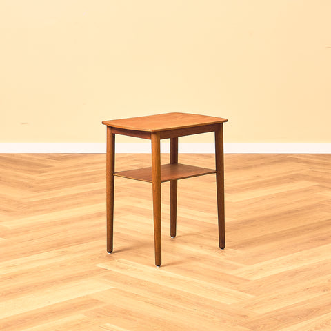 Sidobord i teak och ek