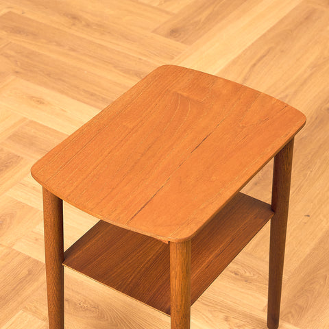 Sidobord i teak och ek