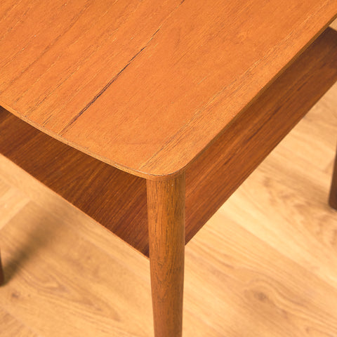 Sidobord i teak och ek