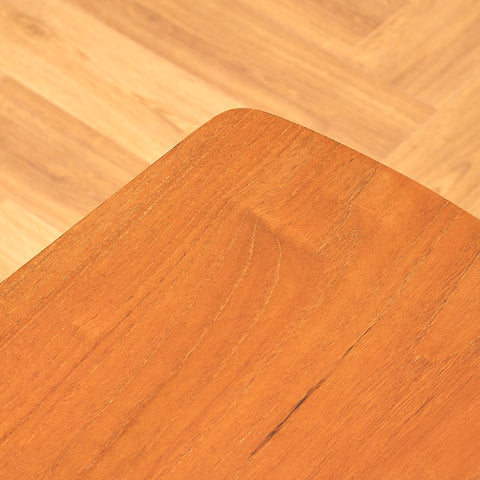 Sidobord i teak och ek