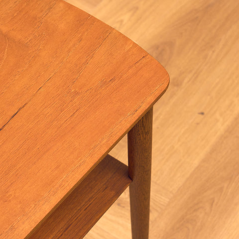 Sidobord i teak och ek