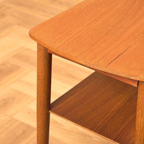 Sidobord i teak och ek