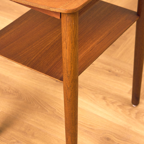 Sidobord i teak och ek