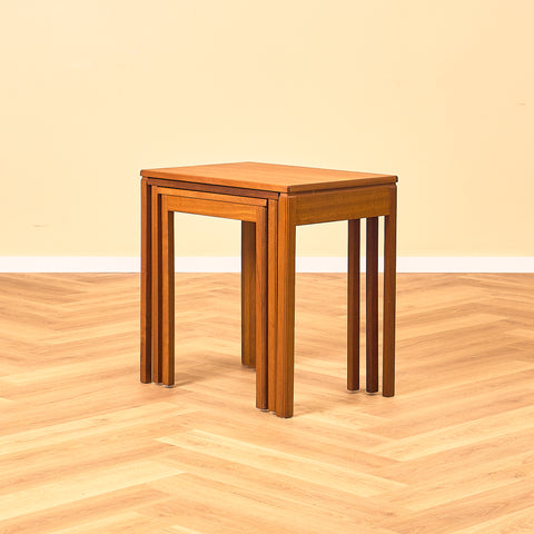 Mellansekelskapsats med nästlade bord i teak av McIntosh
