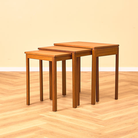 Mellansekelskapsats med nästlade bord i teak av McIntosh