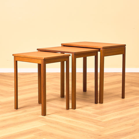 Mellansekelskapsats med nästlade bord i teak av McIntosh