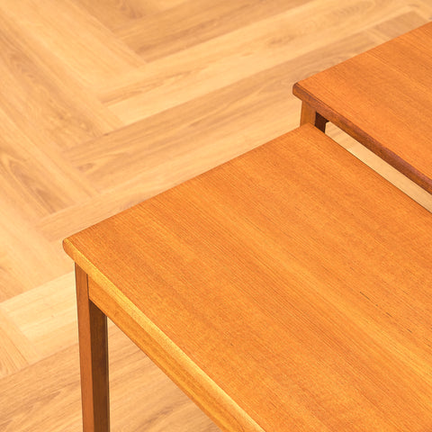 Mellansekelskapsats med nästlade bord i teak av McIntosh