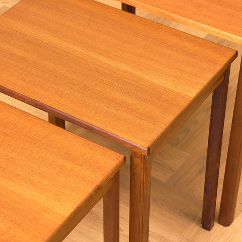 Mellansekelskapsats med nästlade bord i teak av McIntosh