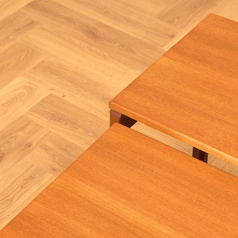 Mellansekelskapsats med nästlade bord i teak av McIntosh