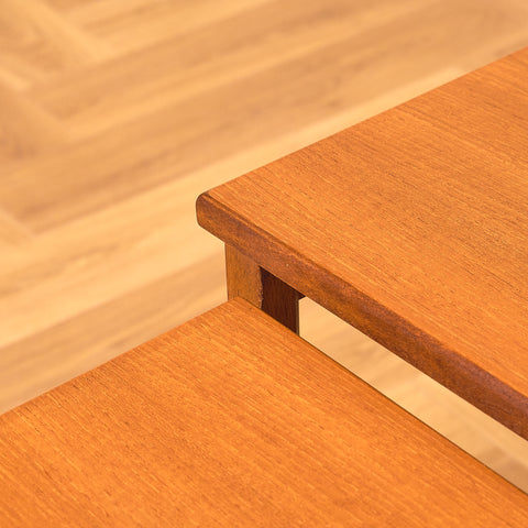 Mellansekelskapsats med nästlade bord i teak av McIntosh