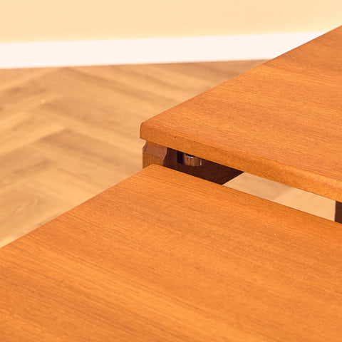 Mellansekelskapsats med nästlade bord i teak av McIntosh