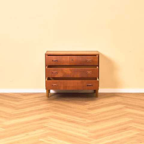 Svensk byrå i teak