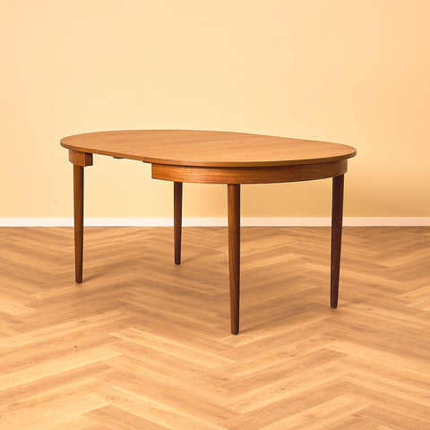 Danish round dining table in teak adn walnut by Hans Olsen for Frem Røjle