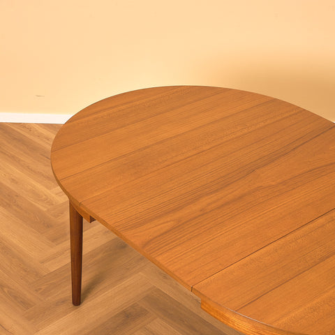 Danish round dining table in teak adn walnut by Hans Olsen for Frem Røjle