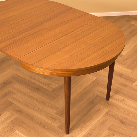 Danish round dining table in teak adn walnut by Hans Olsen for Frem Røjle