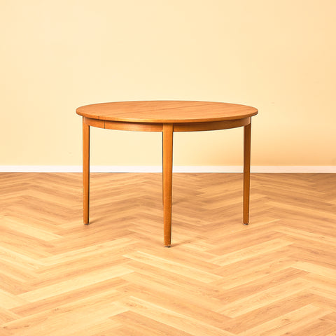 Svenskt runt matbord i teak och bok