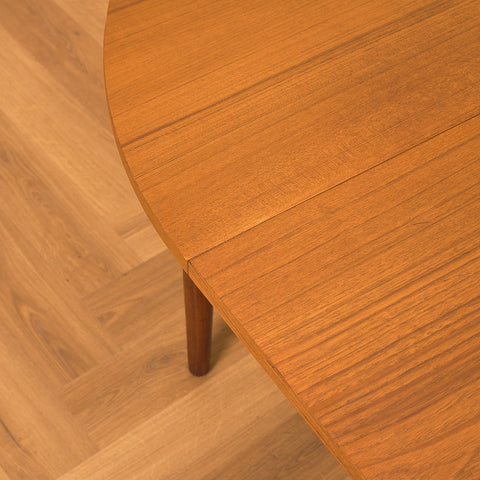 Danish round dining table in teak adn walnut by Hans Olsen for Frem Røjle
