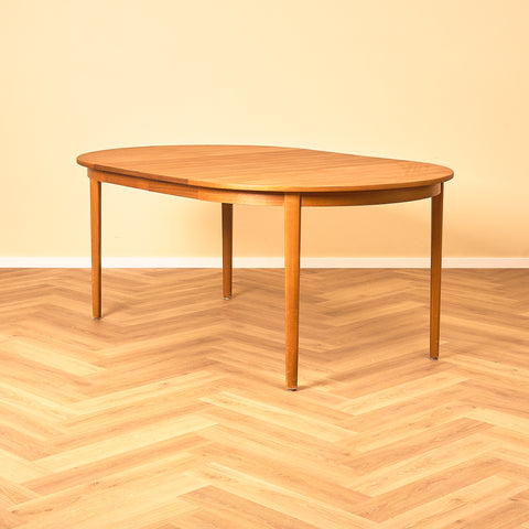 Svenskt runt matbord i teak och bok