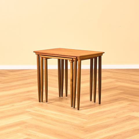 Danskt nästbord i teak och valnöt