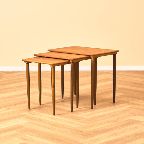 Danskt nästbord i teak och valnöt